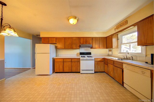 870 Garfield Street 2, Franklin Square, NY 11010