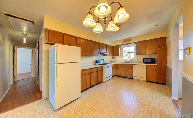 870 Garfield Street 2, Franklin Square, NY 11010