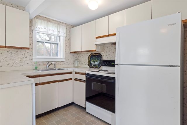 6 Baldwin Road, Middletown, RI 02842