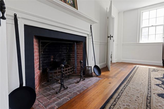 6 Baldwin Road, Middletown, RI 02842