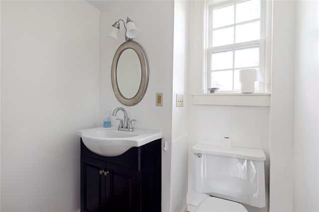 6 Baldwin Road, Middletown, RI 02842
