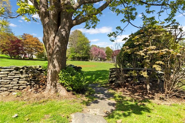 6 Baldwin Road, Middletown, RI 02842