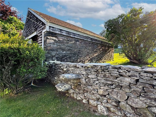 6 Baldwin Road, Middletown, RI 02842