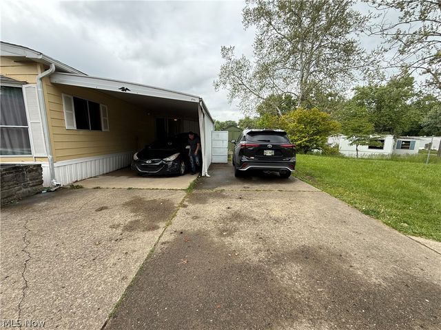 200 Driftwood Drive SE, New Philadelphia, OH 44663