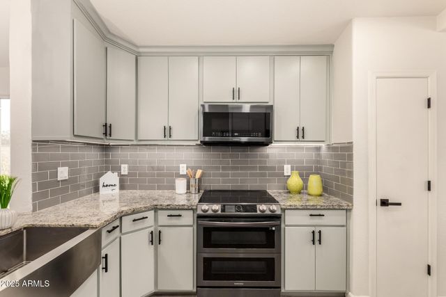 8214 W LUMBEE Street, Phoenix, AZ 85043