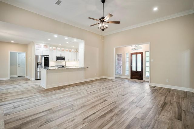 8911 Diamante Drive, Magnolia, TX 77354