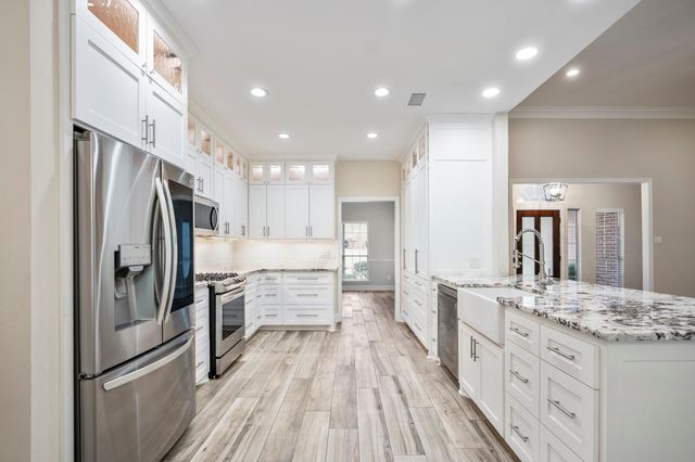 8911 Diamante Drive, Magnolia, TX 77354