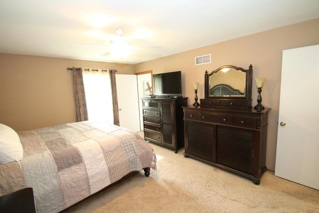 1400 S Ridgeway ROAD, New Berlin, WI 53146