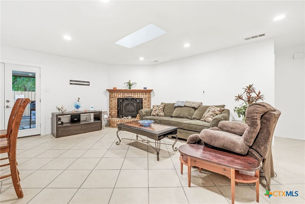 Image 3 of property listing at 302 W Anderson Avenue, Copperas Cove, TX 76522