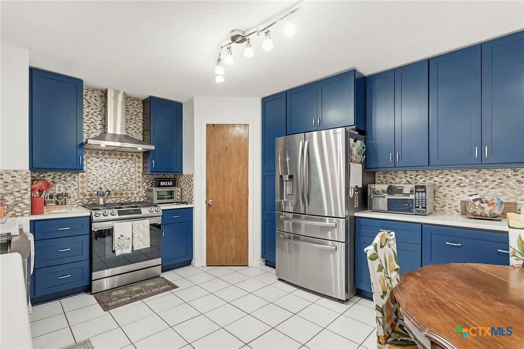Image 6 of property listing at 302 W Anderson Avenue, Copperas Cove, TX 76522