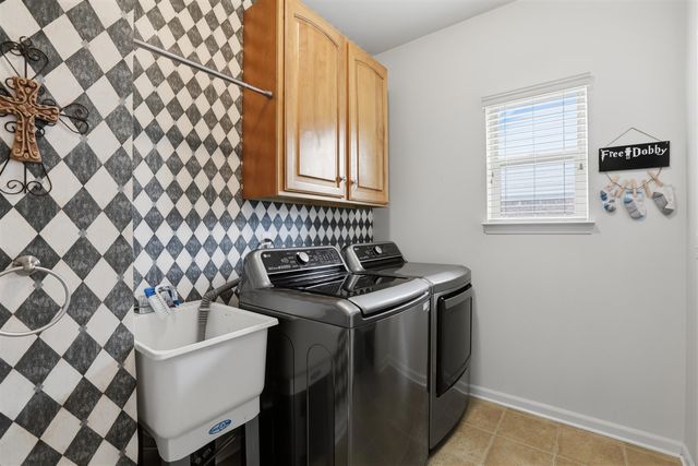 31811 Day Lily Drive, Rockwood, MI 48173