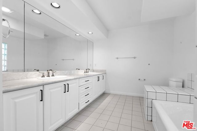 12000 Goshen Avenue 303, Los Angeles, CA 90049