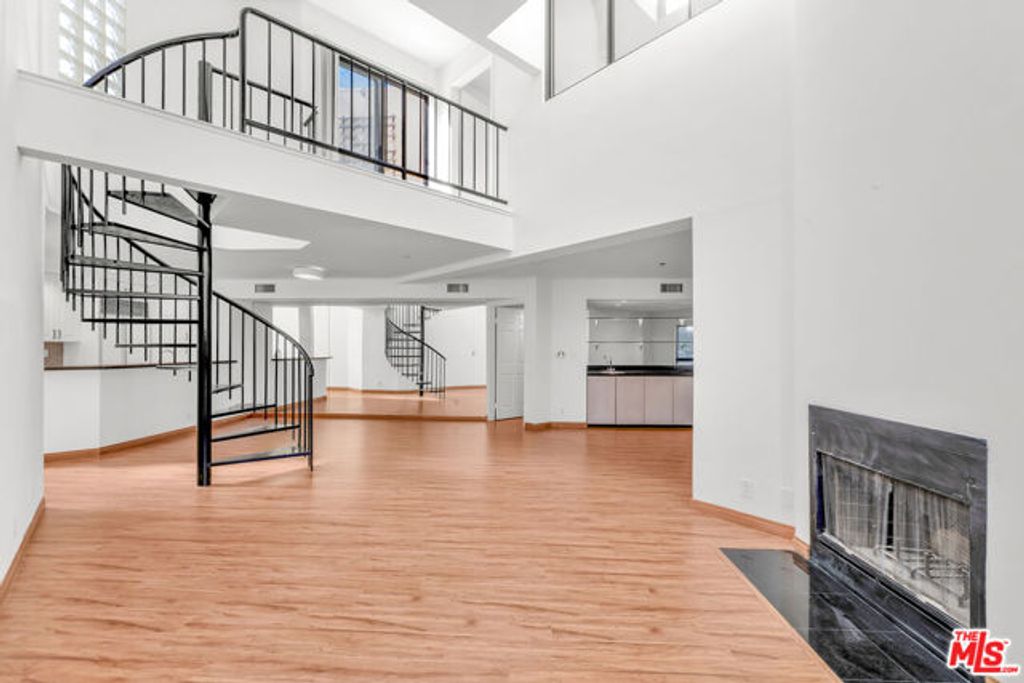 12000 Goshen Avenue 303, Los Angeles, CA 90049