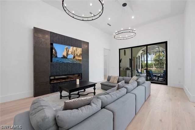 2749 Medallist LN, Naples, FL 34109