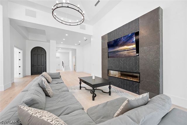 2749 Medallist LN, Naples, FL 34109