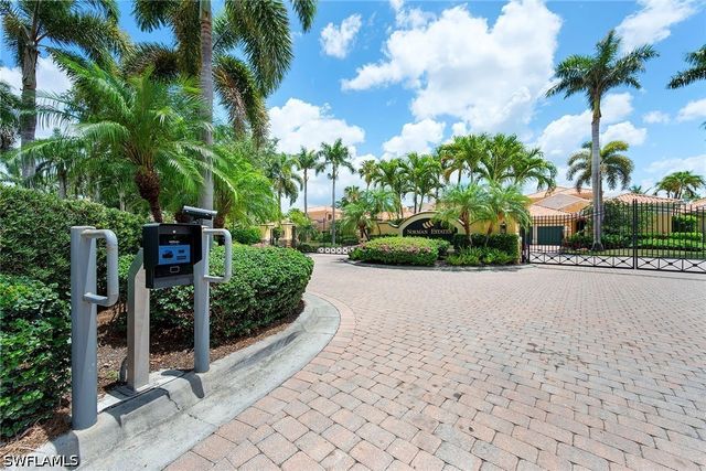 2749 Medallist LN, Naples, FL 34109
