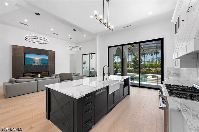 2749 Medallist LN, Naples, FL 34109