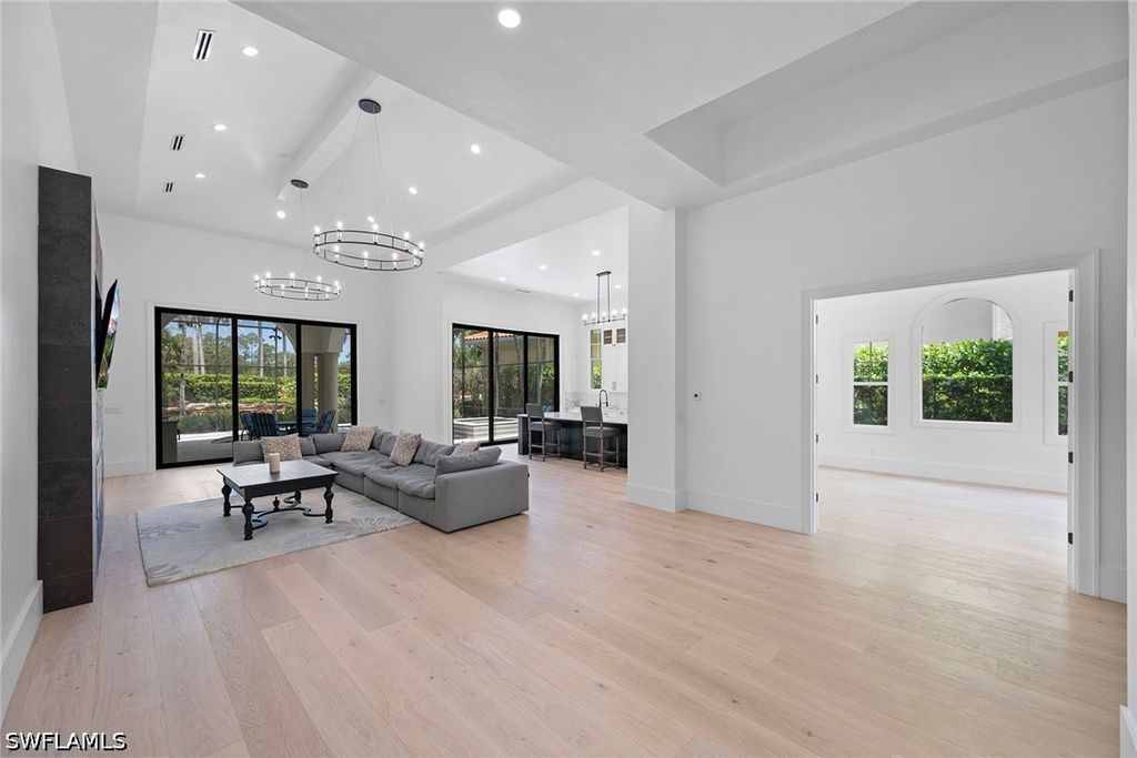 2749 Medallist LN, Naples, FL 34109