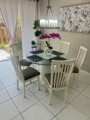 832 NW 81st Way 9, Plantation, FL 33324