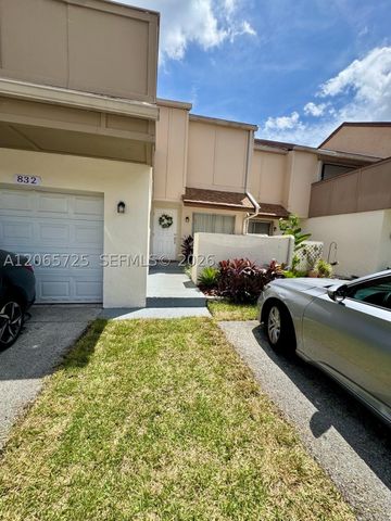 832 NW 81st Way 9, Plantation, FL 33324