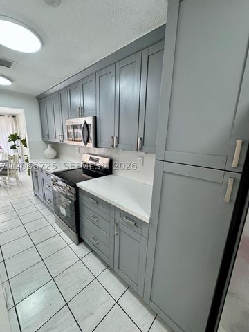 832 NW 81st Way 9, Plantation, FL 33324