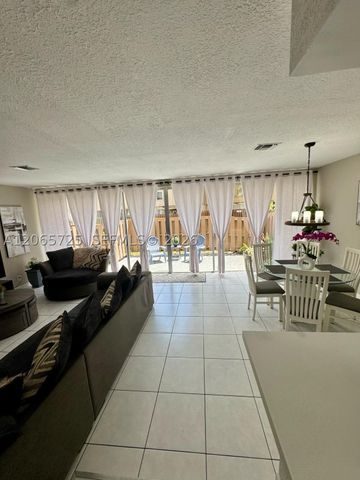 832 NW 81st Way 9, Plantation, FL 33324