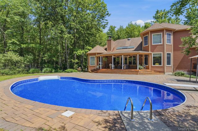 6 Foxwood Road, New Paltz, NY 12561