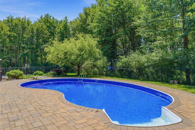 6 Foxwood Road, New Paltz, NY 12561