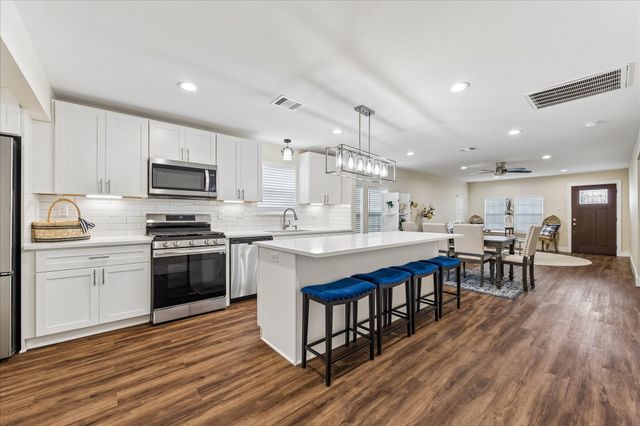 216 E 32nd Street, Houston, TX 77018