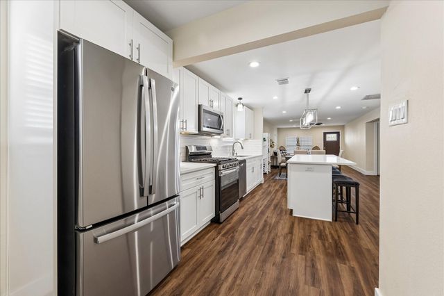 216 E 32nd Street, Houston, TX 77018