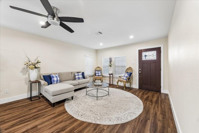 216 E 32nd Street, Houston, TX 77018