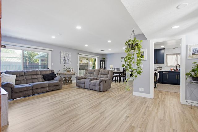 5960 Valley Hi Dr, Sacramento, CA 95823
