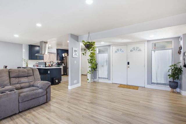 5960 Valley Hi Dr, Sacramento, CA 95823