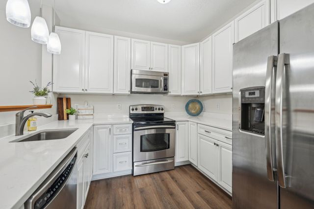 12761 Collegeview Drive 201, Eden Prairie, MN 55347