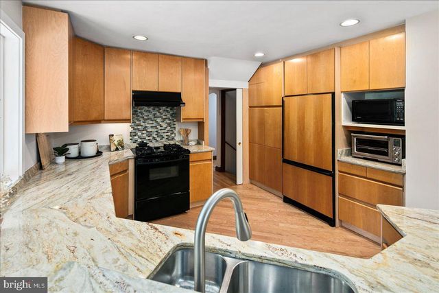 2425 N TAYLOR ST, Arlington, VA 22207