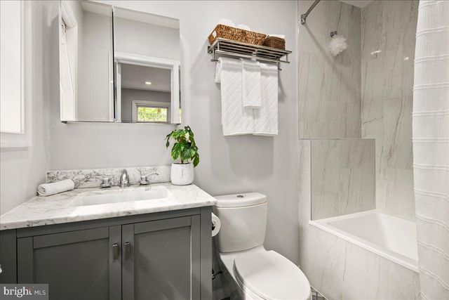 2425 N TAYLOR ST, Arlington, VA 22207