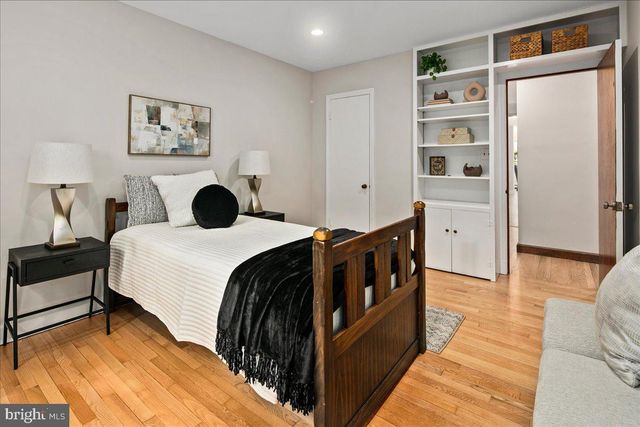 2425 N TAYLOR ST, Arlington, VA 22207