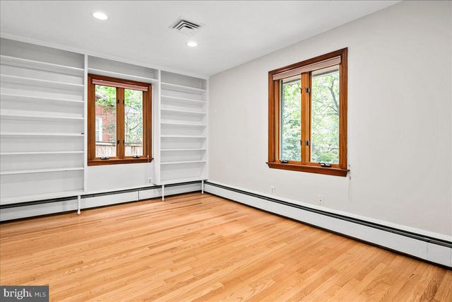 2425 N TAYLOR ST, Arlington, VA 22207