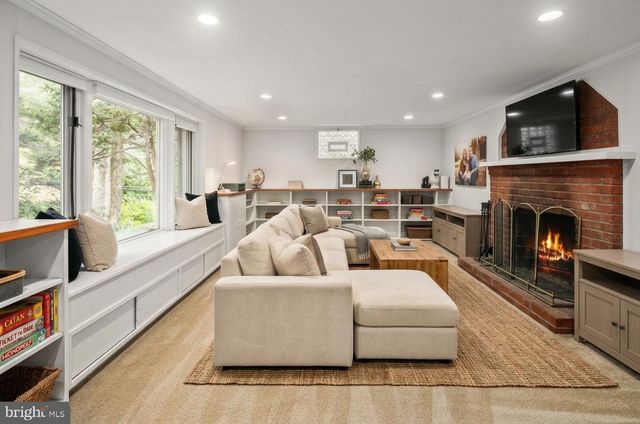 2425 N TAYLOR ST, Arlington, VA 22207