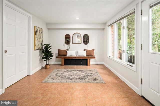 2425 N TAYLOR ST, Arlington, VA 22207