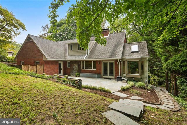 2425 N TAYLOR ST, Arlington, VA 22207