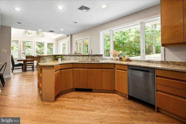 2425 N TAYLOR ST, Arlington, VA 22207