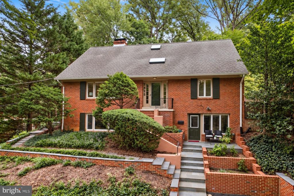 2425 N TAYLOR ST, Arlington, VA 22207
