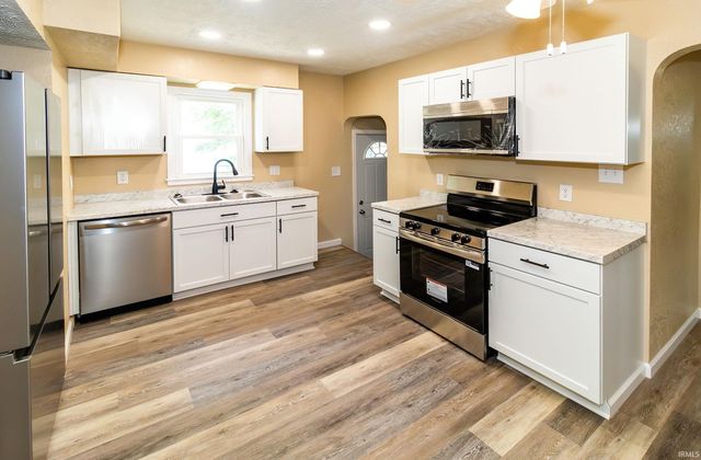 2500 Colonial Garden Road, Evansville, IN 47715