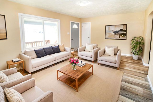 2500 Colonial Garden Road, Evansville, IN 47715