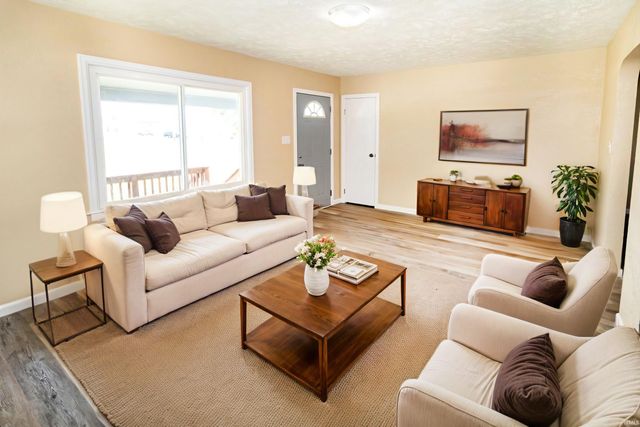 2500 Colonial Garden Road, Evansville, IN 47715