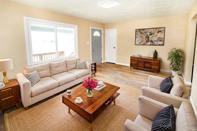 2500 Colonial Garden Road, Evansville, IN 47715