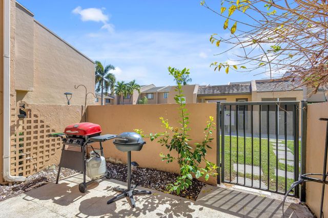 139 Sparrow Drive 4h, Royal Palm Beach, FL 33411