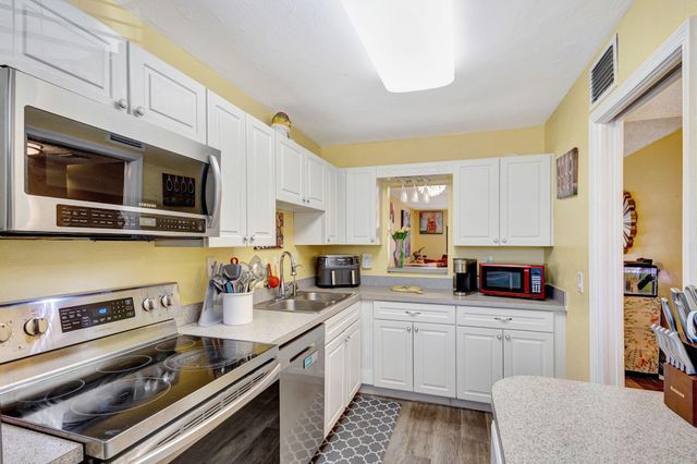 139 Sparrow Drive 4h, Royal Palm Beach, FL 33411