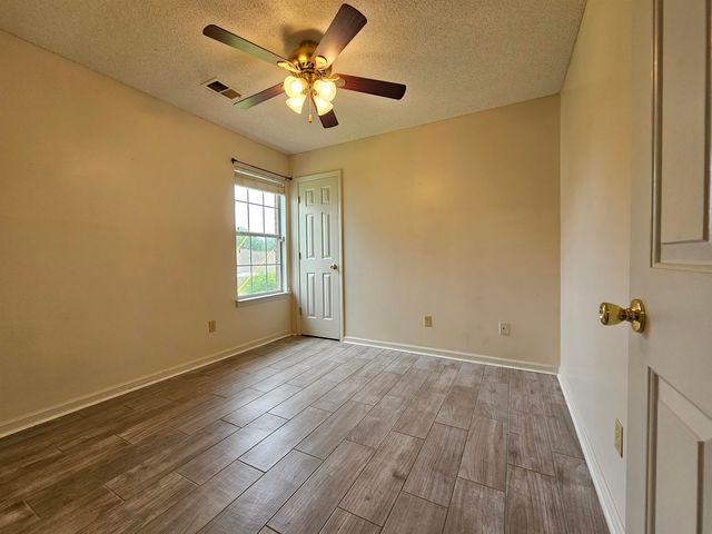 2210 STONE STREAM DR, Memphis, TN 38016